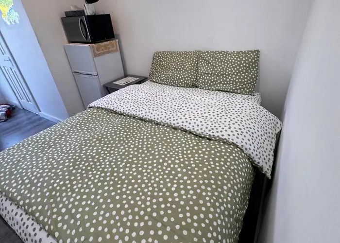 Enjoy The Comfort At Self-Contained Studio With Free Parking - Near Luton Airport