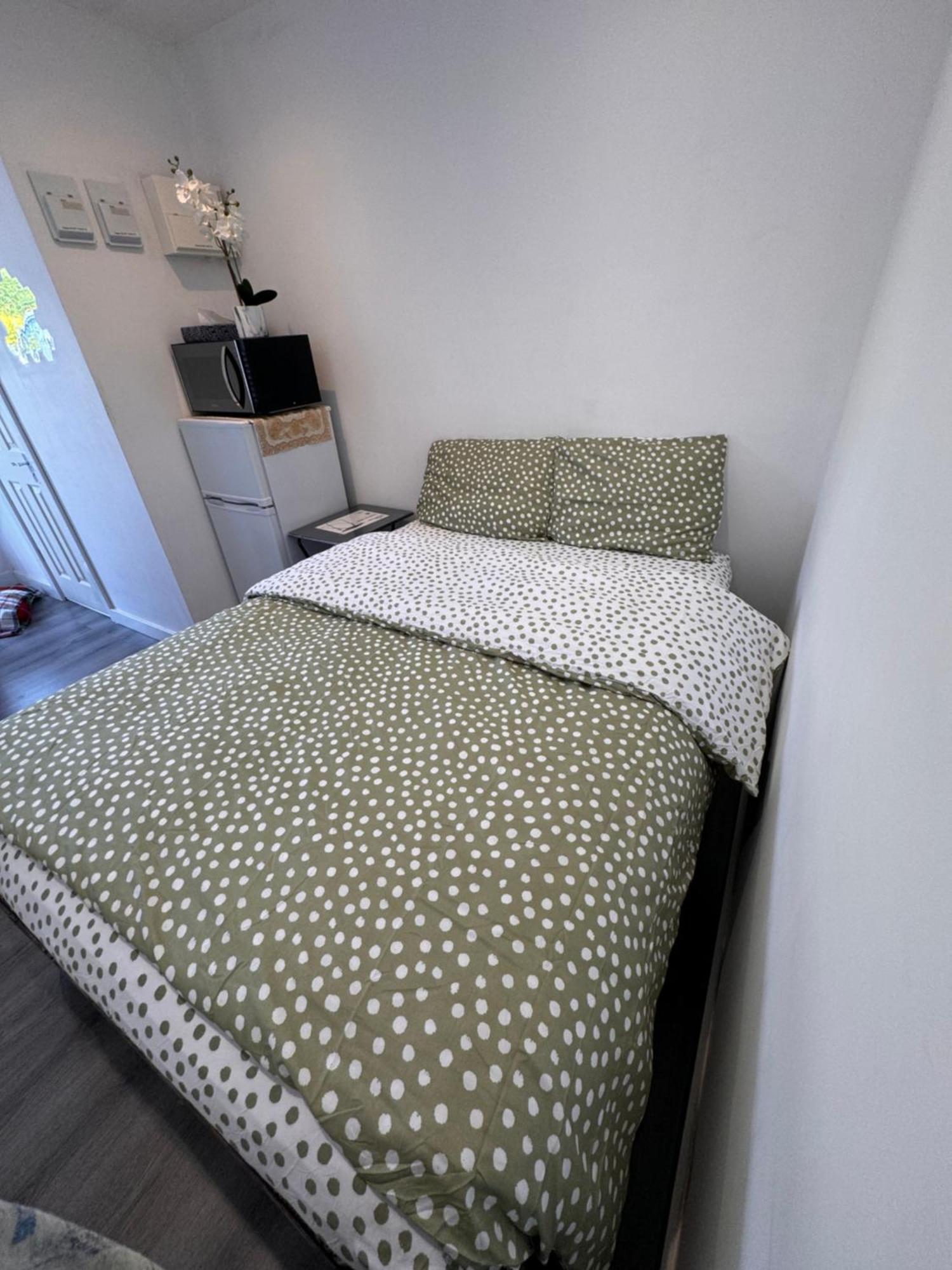 Enjoy The Comfort At Self-contained With Free Parking - Near Luton Airport Apartment *