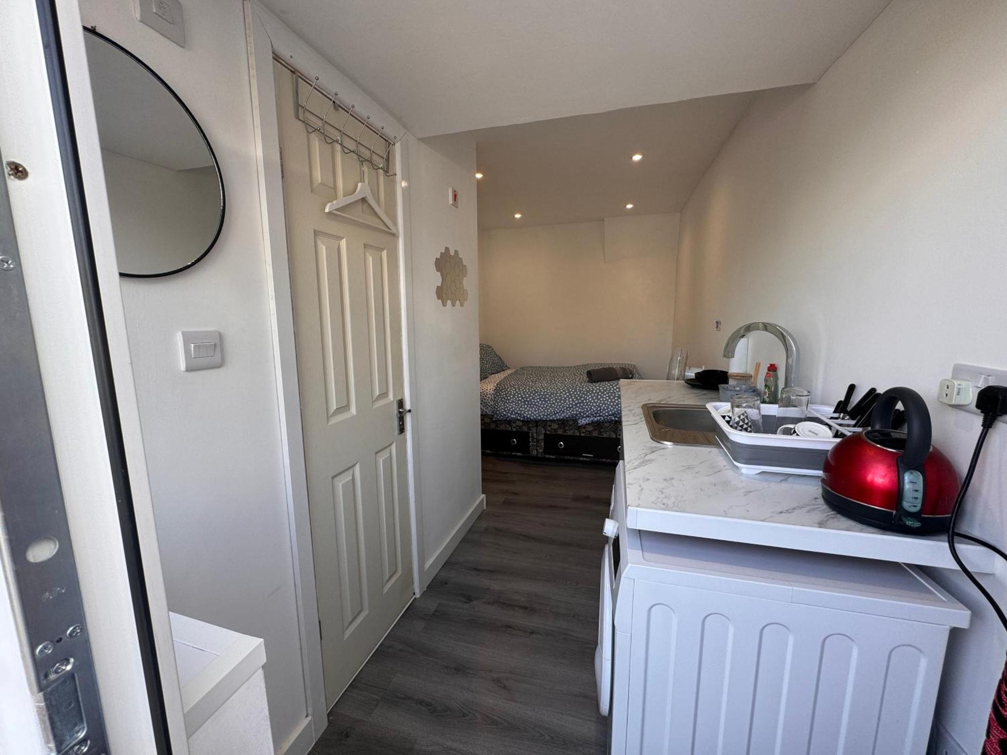Enjoy The Comfort At Self-contained With Free Parking - Near Luton Airport Apartment